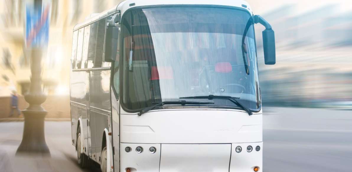 1192 觅知网_现代公交客车在沥青高快行驶中的前沿景观_1587279.jpg