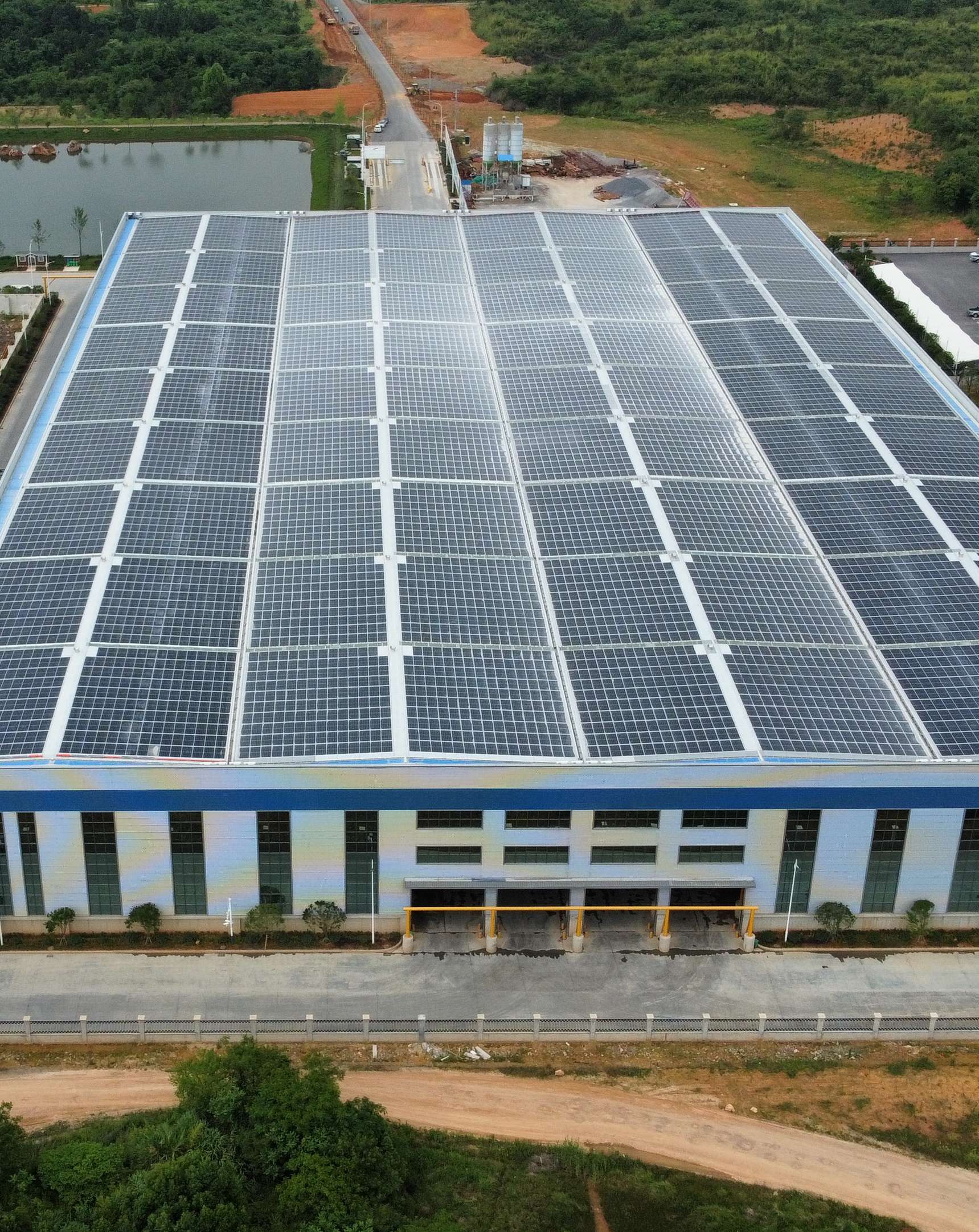 2022年4月，安徽池州汇成物资4MW光伏发电BIPV项目，年发电约400万度，满足约40%用电需要.jpg